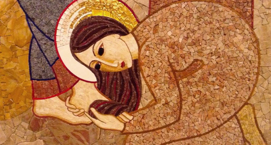 A mosaic of Mary bending to wipe Jesus' feet with her hair
